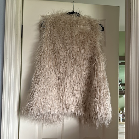 NWT Forever 21 Furry Vest - Size Large - Cream Color - Picture 4 of 6